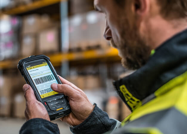 Illustration showing cycle of Edge worker, mobile app, Edge computer, AI model, and decision